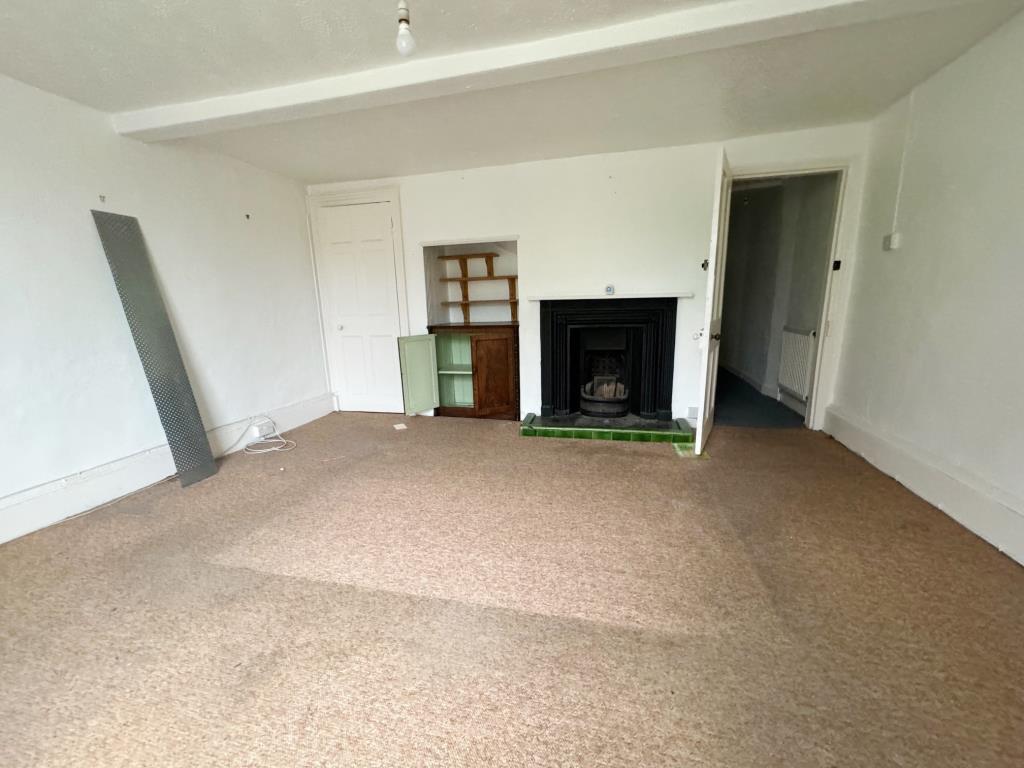 Lot: 86 - TOWN CENTRE PUBLIC HOUSE WITH COURTYARD GARDEN AND OWNERS ACCOMMODATION - Flat internal room 2